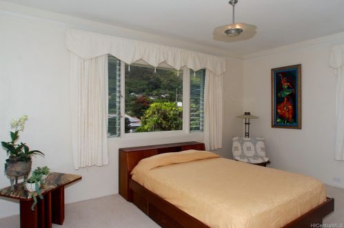 3415 Kaohinani Dr, Honolulu HI 96817-1040 exterior