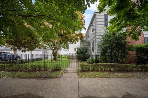 655 Pleasant Vly Pkwy, Providence RI 02908-4214 exterior