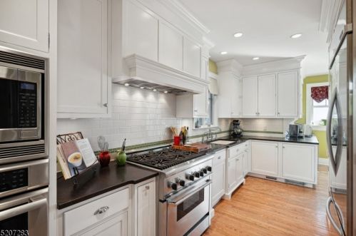 161 Lloyd Rd, Montclair, NJ 07042-1732