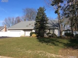 3 Cross Bow Ln, Commack, NY 11725-1204