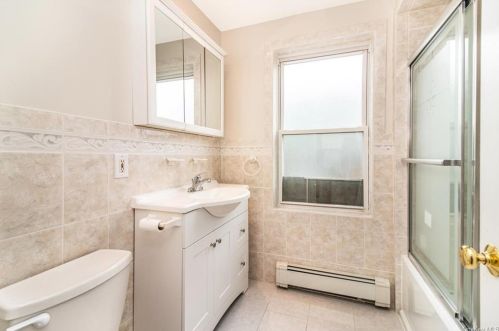 251 239 St, Bronx NY 10470-1811 exterior