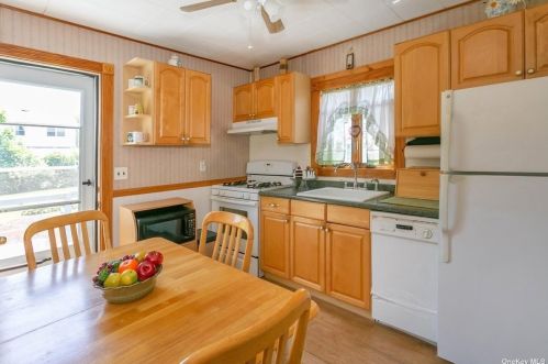 166 17 St, Babylon NY 11704-2722 exterior