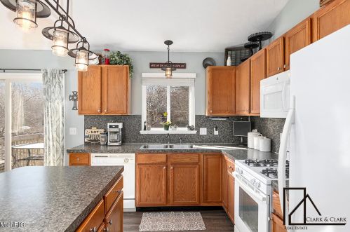 806 Grindle Dr, Lowell MI 49331-9326 exterior