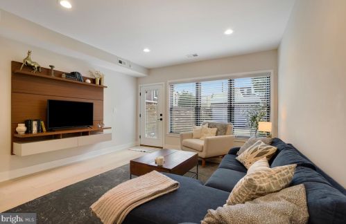 1733 Independence Ave, Washington DC  20003-1637 exterior