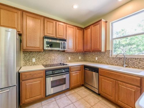 11704 Emerald Falls Dr, Austin TX  78738-5328 exterior