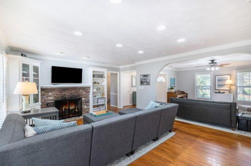 225 Abington Dr, Atlanta GA 30328-1203 exterior