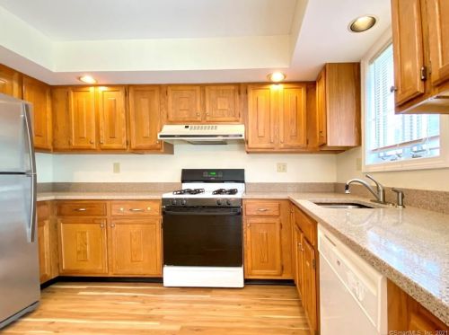 16 West Ct, Derby, CT 06418-2639