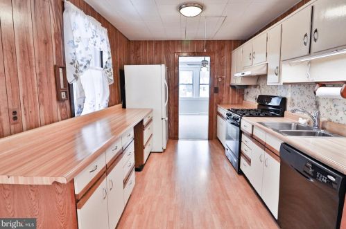 1201 Clagett Dr, Rockville MD 20851-2116 exterior