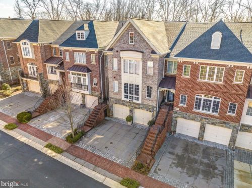 18285 Mullfield Village Ter, Leesburg VA  20176-7466 exterior