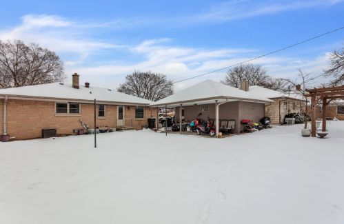 2841 Au Rene Cir, Milwaukee WI 53227-3225 exterior