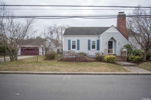 660 Railroad Ave, Babylon, NY 11704-7810