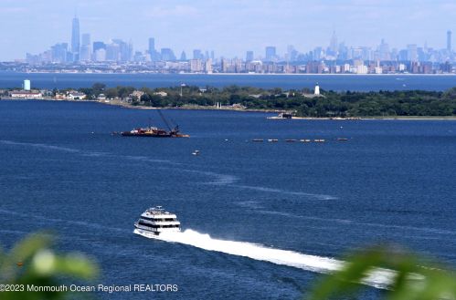 25 Crst Dr, Little Silver NJ 07739-1318 exterior