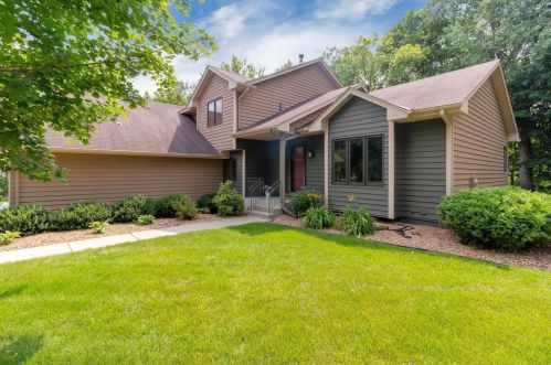 715 Woodridge Dr, Chaska, MN 55318-1261