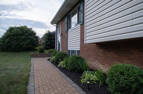 265 Burch Dr, Moon Twp PA  15108-3113 exterior