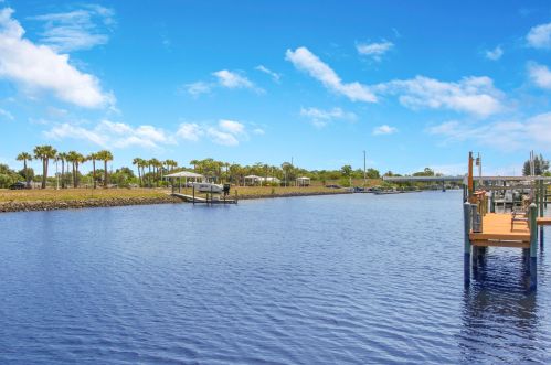 2718 Eagle Dr, Fort Pierce FL 34984-8913 exterior