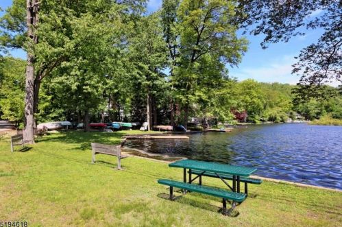 22 Cedar Lk, Parsippany NJ 07834-1805 exterior