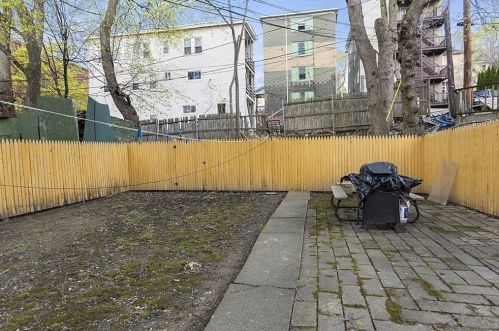 9 Elizabeth St, Worcester MA 01605-2949 exterior