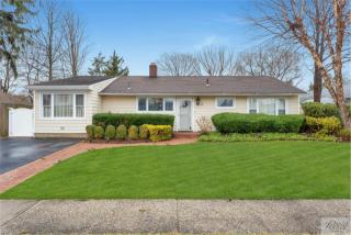 23 Bluebird Dr, Syosset, NY 11791-4904