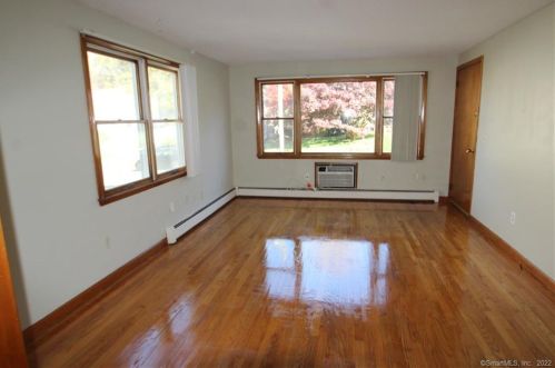 18 Earl St, Manchester CT  06040-4336 exterior