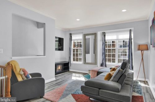 8515 Towne Manor Ct, Alexandria VA  22309-4504 exterior