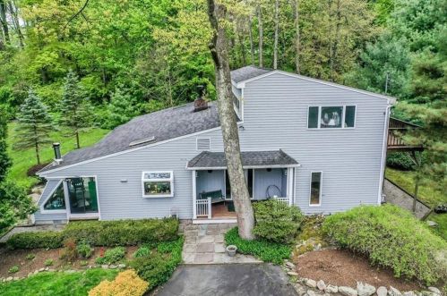 19 Copper Beech Ln, Ridgefield, CT 06877-3412