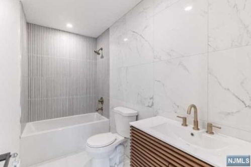 320 Lincoln Ave, Paterson NJ  07512-2128 exterior