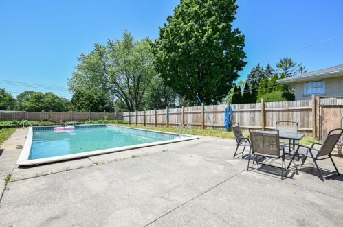 6037 22 St, Milwaukee WI 53233-1914 exterior