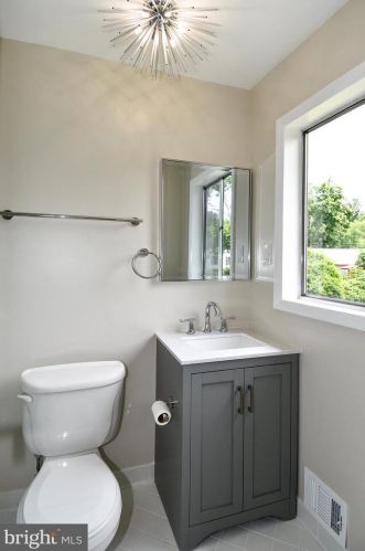 2879 Glenora Ln, Rockville MD 20850-3055 exterior