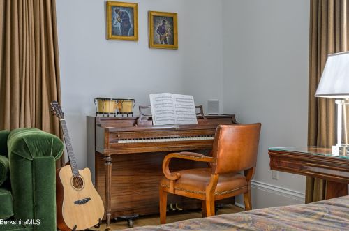 2 Kemble St, Lenox MA 01240-2816 exterior