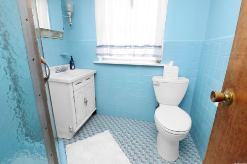 8 Birchwood Dr, Valley Stream NY 11580-1908 exterior