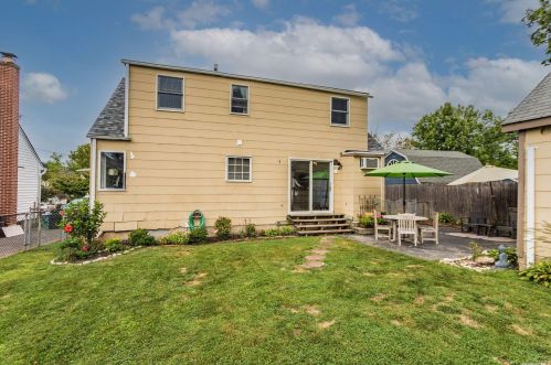 1 Hickory Pl, Huntington Station NY 11746-2322 exterior