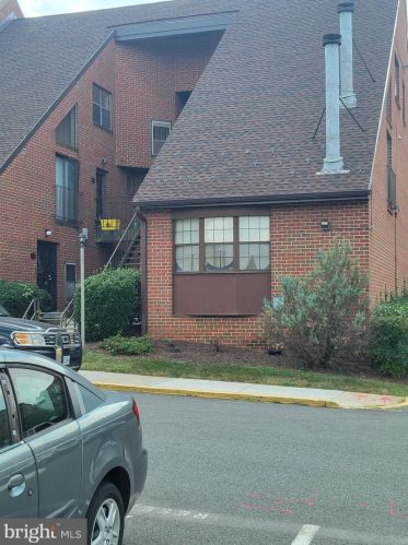 3020 Pineview Ct, Washington, DC 20018-1617