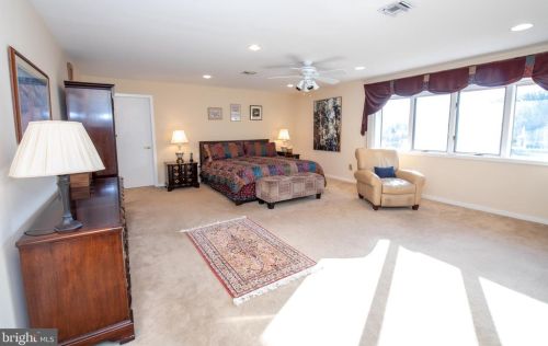 699 Longview Dr, Huntingdon Valley PA 19006-2219 exterior