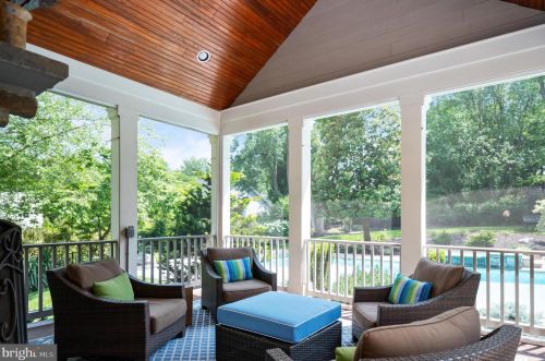 6421 Divine St, Mc Lean VA 22101-4702 exterior