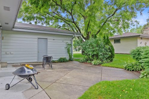 6090 Thornapple Dr, Greendale WI  53129-2641 exterior