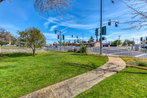 102 Natoma St, Folsom CA 95630-3011 exterior