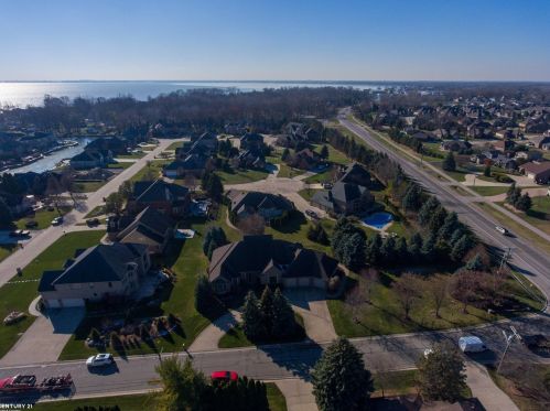 33654 Lotties Dr, New Baltimore MI 48047-2378 exterior