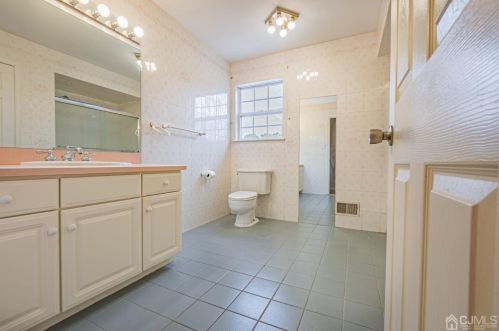 6 Sarah Ct, Edison NJ 08817-2288 exterior