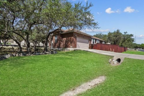 719 Silent Holw, San Antonio TX 78260-6276 exterior