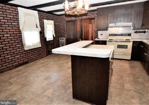 795 Abbottstown Pike, Hanover PA 17331-8235 exterior