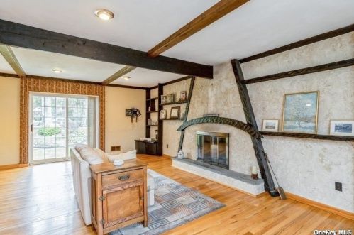 81 Gannet Dr, Commack NY 11725-4904 exterior