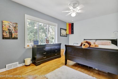 1053 Lantern Hl Dr, East Lansing MI 48823-2831 exterior