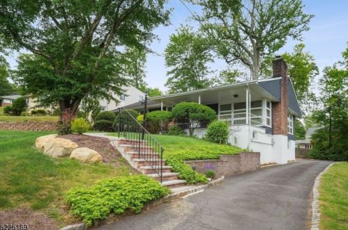 60 Lessing Rd, Town Center, NJ 07052-2606