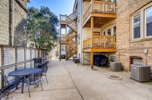 3517 Lakewood Ave, Chicago IL 60657-1446 exterior