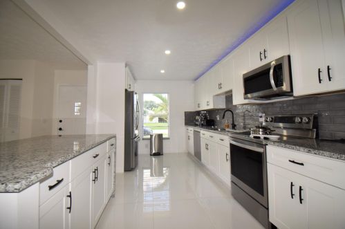 890 Walters Ter, Fort Pierce FL  34983-3987 exterior