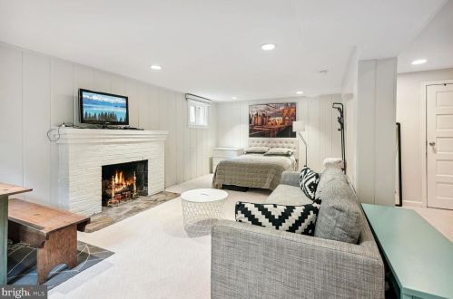 7007 Connecticut Ave, Bethesda MD  20815-4936 exterior