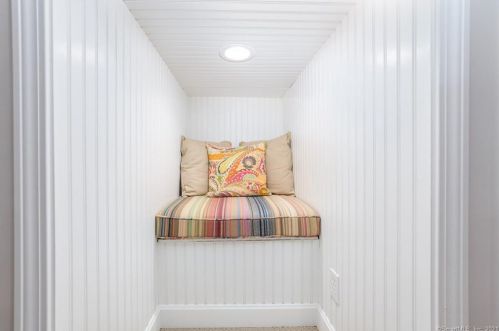 136 Mtn Spg Rd, Farmington CT 06032-1612 exterior