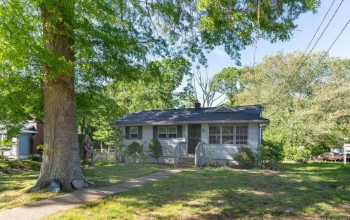 64 Fowler Dr, Uncasville, CT 06382-1812