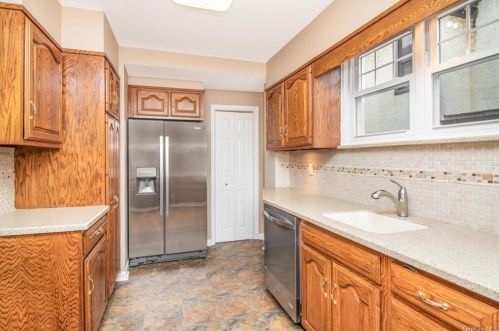 251 239 St, Bronx NY 10470-1811 exterior