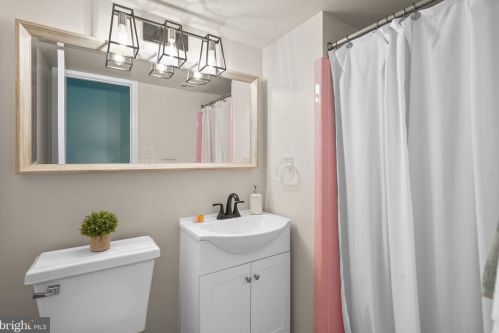 18011 Ml Crk Dr, Rockville MD 20855-1023 exterior